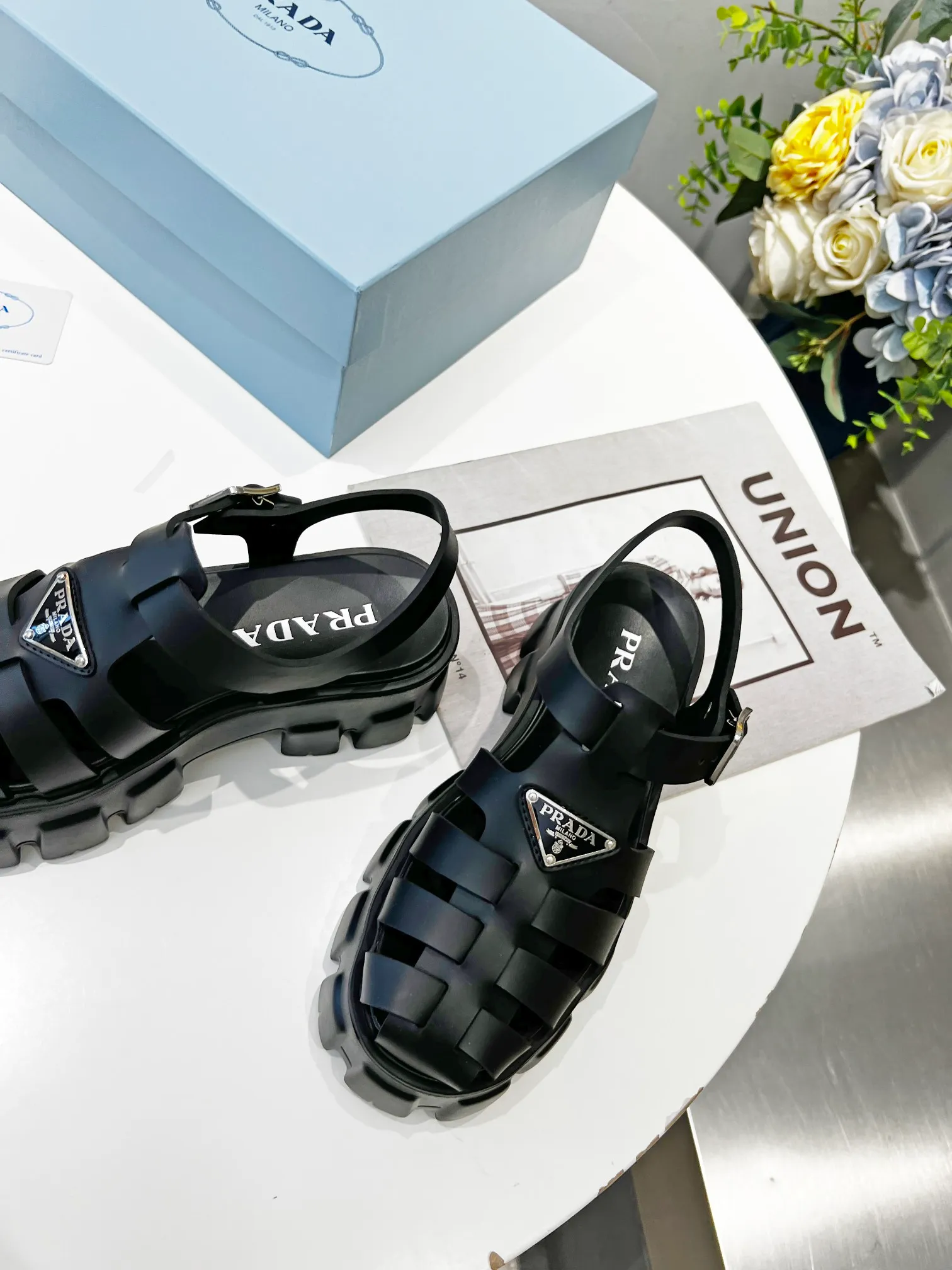 👟👟Ex-factory price 460👟👟 Super popular prada 2022 latest spring and summer zigzag Roman braided thick-soled rubber sandals E64. Retro, fashionable and avant-garde gears with 55mm thick soles and rubber uppers make the whole pair of shoes light and comfortable. Bright colors provide a variety of choices for fashionable people with different styles! The iconic metal triangle logo is paired with the shape of ancient beach sandals. Every design element is fashionable! Code number 35-40